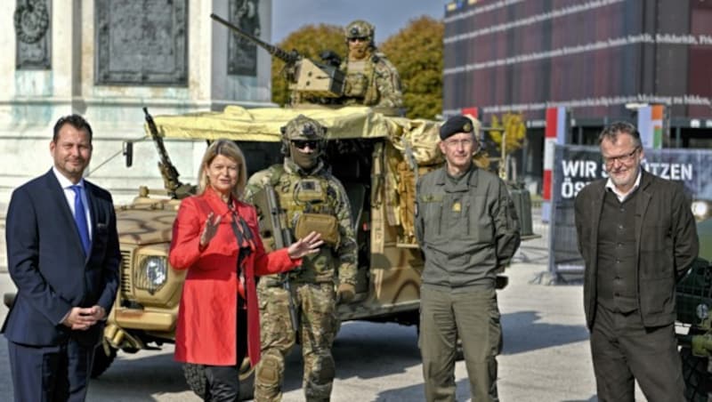 ORF2-Channel Manager Alexander Hofer, Verteidigungsministerin Klaudia Tanner, Brigadier Kurt Wagner und Regisseur Stefan Ruzowitzky (Bild: APA/HERBERT NEUBAUER)