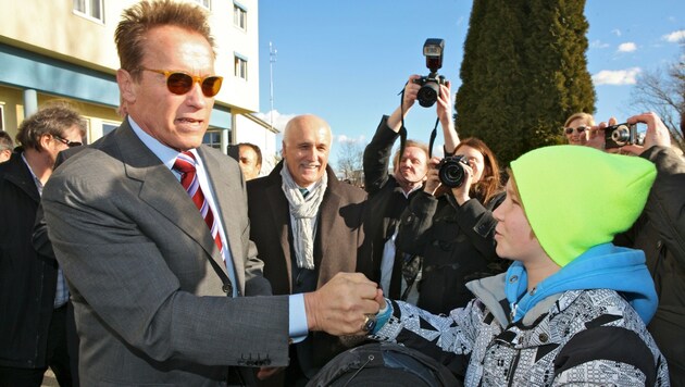 Arnold Schwarzenegger besuchte im Jänner 2012 Güssing. Der damals 12-jährige Jan-Niklas hatte beim Treffen mit seinem Idol großes Herzklopfen. (Bild: Krone Archiv)