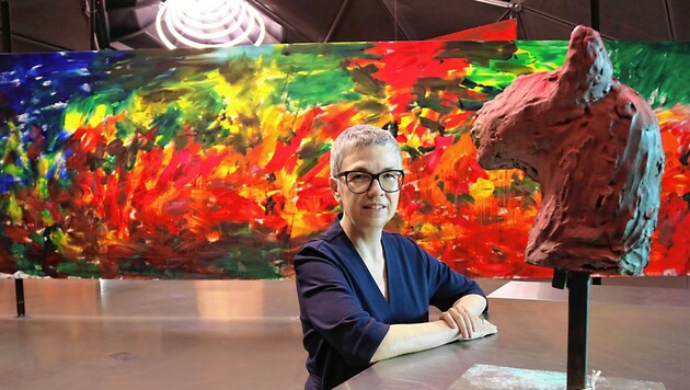 Kunsthaus-Chefin Barbara Steiner mit großformatiger Malerei und „wilder“ Skulptur Brandls (Bild: Christian Jauschowetz)