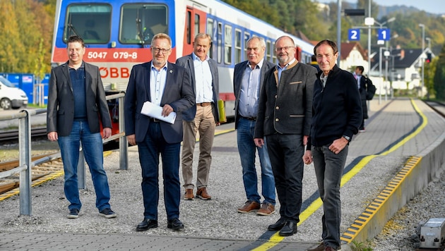 Von links nach rechts: Thomas Eichlberger (Betriebsrat Firma Schachermayer), Klaus Falkinger (VP, Kleinzell/Mkr.), Wolfgang Schirz (VP, St.Martin/Mkr.), Franz Füreder (VP, Ottensheim), Gerald Schimböck (VP, Puchenau), Robert Struger (ehem. ÖBB Regionalmanager für OÖ). (Bild: Dostal Harald)