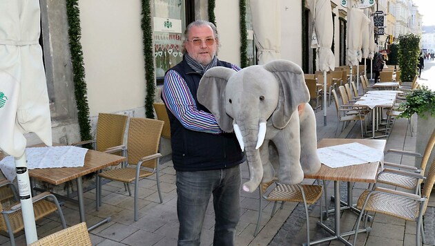 Jörg Leitner mit Babyelefant (Bild: Christian Jauschowetz)