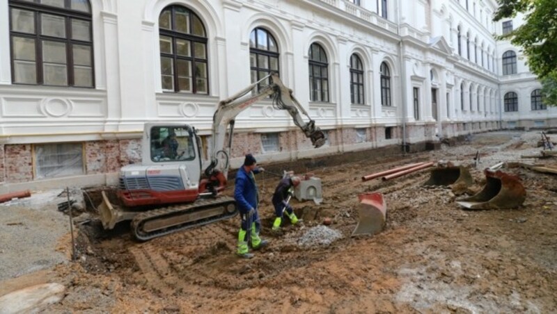 Die Bagger sind schon aufgefahren: Der Innenhof der Uni Graz bekommt einen neuen Belag. (Bild: Christian Jauschowetz)