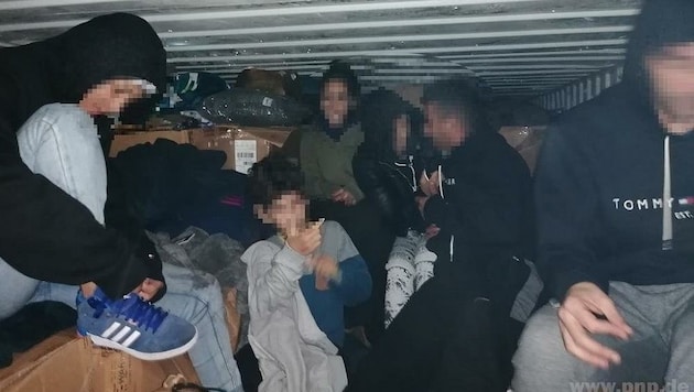 Tagelang mussten die Flüchtlinge im Container ausharren. (Bild: Bundespolizei Passau)