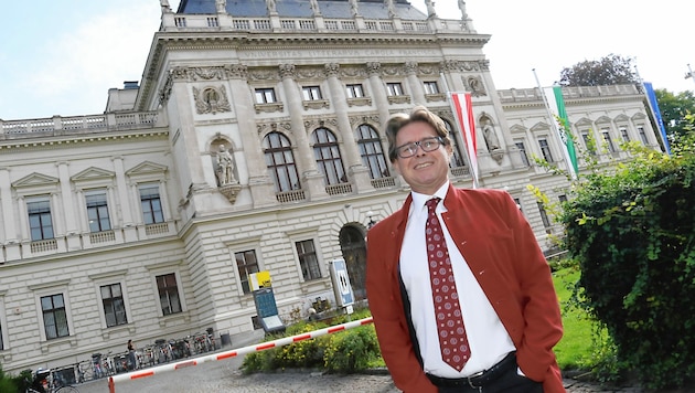 Rektor Martin Polaschek vor dem Hauptgebäude der Uni Graz (Bild: Christian Jauschowetz)
