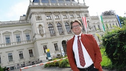 Rektor Martin Polaschek vor dem Hauptgebäude der Uni Graz (Bild: Christian Jauschowetz)