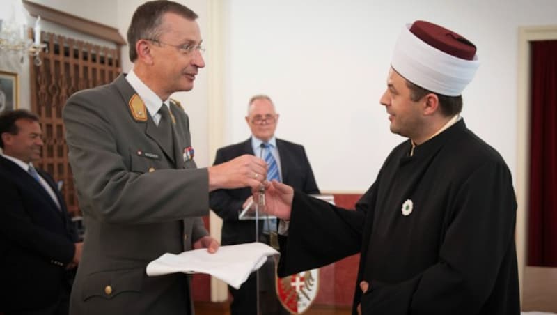 2015 wurde Imam Abdulmedzid Sijamhodzic vom damaligen Militärkommandanten Kurt Wagner feierlich der Schlüssel zum islamischen Gebetsraum in der Maria-Theresien-Kaserne übergeben. (Bild: Carina KARLOVITS/HBF)