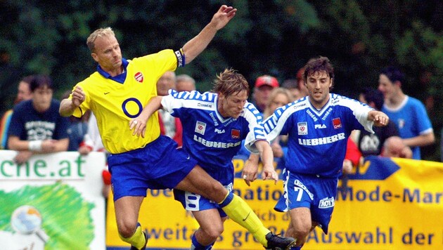 Gernot Plassnegger (M.) und Joachim Standfest (r.) bekämpften einst beim GAK gemeinsam Superstars wie Arsenals Dennis Bergkamp (l.) (Bild: GEPA pictures)