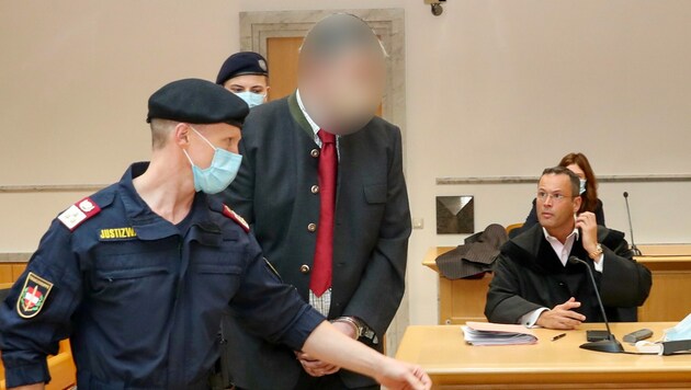 Strafverteidiger Andreas Mauhart mit dem Angeklagten (Bild: FOTOKERSCHI.AT / KERSCHBAUMMAYR)