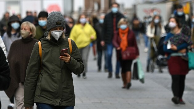 Masken prägen das Straßenbild europäischer Großstädte wie München. (Bild: AFP)