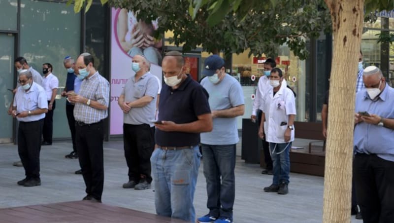 Orthodoxe Juden beten in Tel Aviv mit Mundschutz und Abstand. (Bild: AFP )