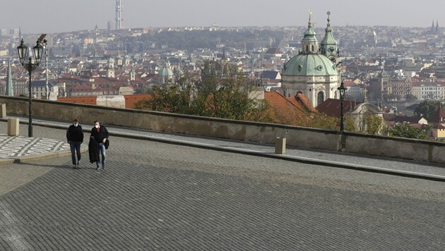 Die strengen Ausgangssperren in Tschechien machen sich in Form von beinahe leeren Straßen (wie hier in Prag) bemerkbar. (Bild: Associated Press)