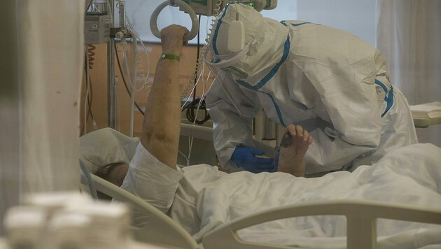 Ein Corona-Patient, der in Prag auf der Intensivstation behandelt wird (Bild: APA/AFP/Michal Cizek)