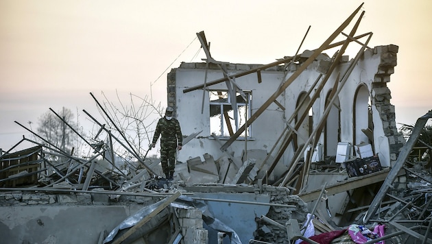 Viele Tote und große Zerstörung nach einem Raketenangriff auf die aserbaidschanische Stadt Ganja (Bild: AP)