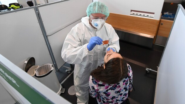 In drei Wochen sollen 10.000 Schnelltests in den Schulen ankommen. (Symbolbild) (Bild: APA/Helmut Fohringer)