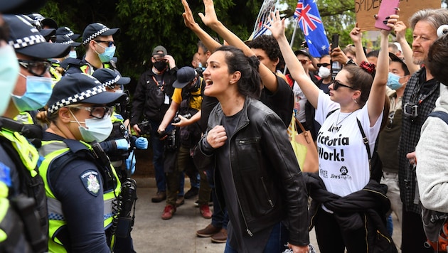In Melbourne haben zahlreiche Menschen gegen den seit Monaten andauernden Lockdown demonstriert. (Bild: APA/AFP/William WEST)