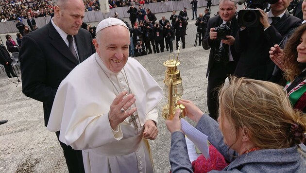 Papst Franziskus im Angesicht der „Flamme der Hoffnung“. (Bild: Verein Earth Caravan)