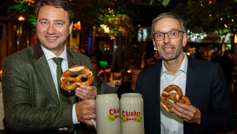Manfred Haimbuchner (li.) und Herbert Kickl beim Linzer Oktoberfest im vergangenen Jahr. Jetzt wird sich der FPÖ-Chef in Oberösterreich dem Wunsch der Partei beugen. (Bild: APA/FOTOKERSCHI.AT/WERNER KERSCHBAUM)