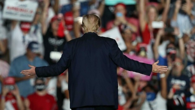 Donald Trump sonnt sich bei seinen Krawallauftritten im Jubel seiner fanatischen Anhänger - ohne Corona-Abstand. (Bild: AFP)