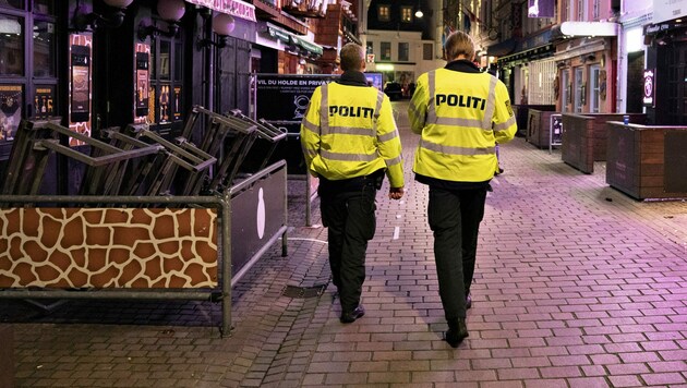Die Polizei kontrolliert in der dänischen Stadt Aalborg die Einhaltung der Corona-Regeln. (Bild: APA/AFP/Ritzau Scanpix/Henning Bagger)