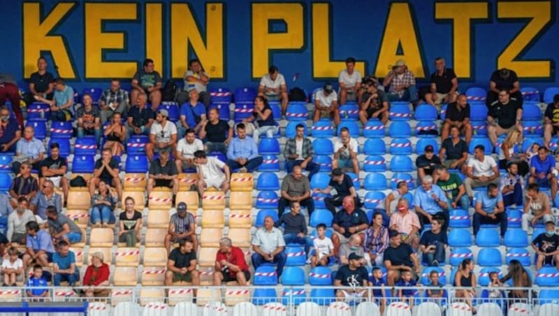 Im Stadion werden die Besucherzahlen reduziert, Speisen und Getränke sind tabu. (Bild: Christian Hofer)