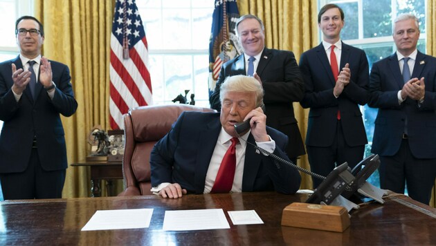 US-Präsident Donald Trump während einer Telefonschaltung mit dem israelischen Ministerpräsidenten Benjamin Netanyahu sowie dem Regierungschef des Sudan, Abdullah Hamduk (Bild: ASSOCIATED PRESS)