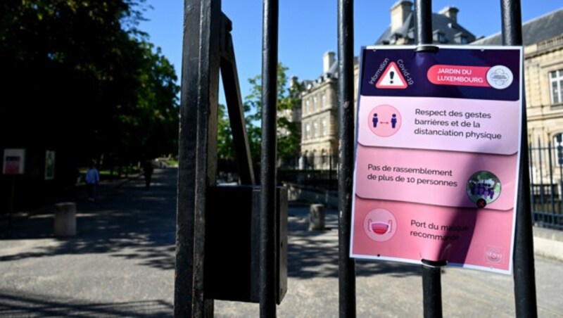 Aktuelle Corona-Maßnahmen werden Besuchern des Jardin du Luxembourg nochmals in Erinnerung gerufen. (Bild: BERTRAND GUAY / AFP)