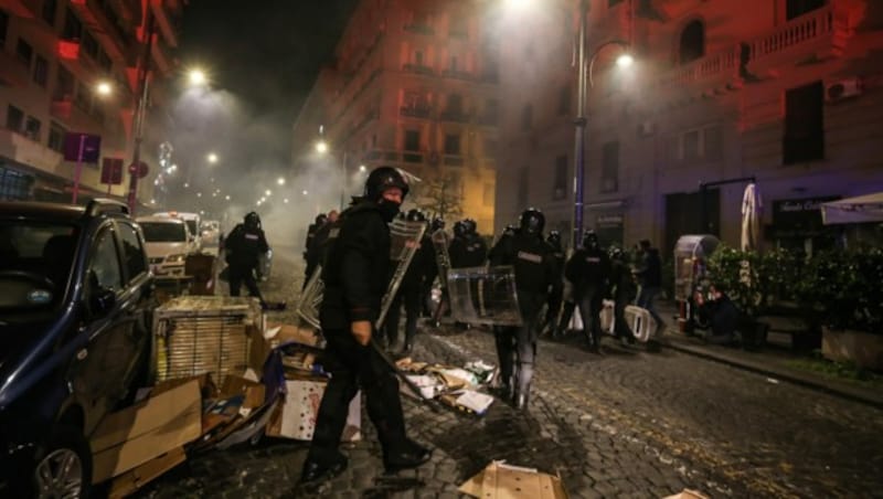 Bei den Straßenprotesten gegen die Ausgangssperren kam es teilweise zu gewaltsamen Ausschreitungen. (Bild: AFP/Carlo Hermann)