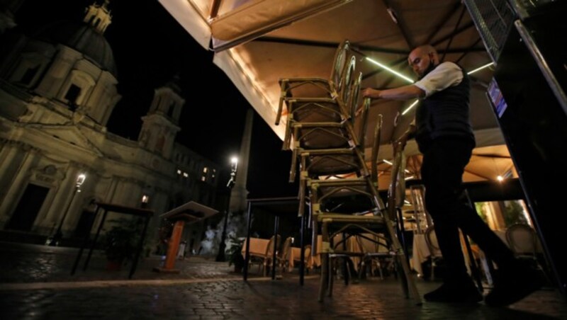 In vielen Regionen Italiens gilt nun wieder eine nächtliche Ausgangssperre - die Grenze liegt derzeit bei 23 Uhr. (Bild: AP/Alessandra Tarantino)