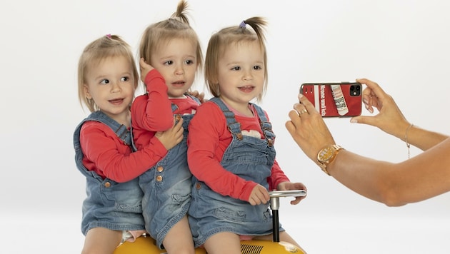 Kindervideos auf dem Handy im „Krone“-Look sorgen für entspannte Momente zwischendurch. (Bild: Forcher/Fotoworxx Christian)