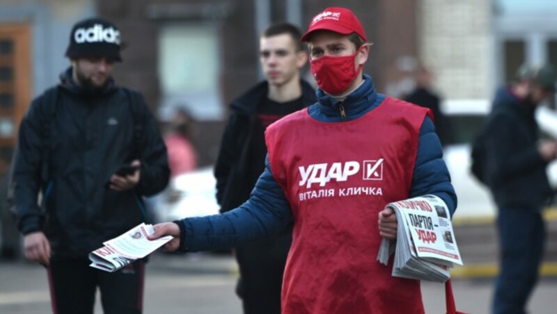 Ein Wahlwerber ist für Vitali Klitschko auf den Straßen Kiews unterwegs. (Bild: AFP)