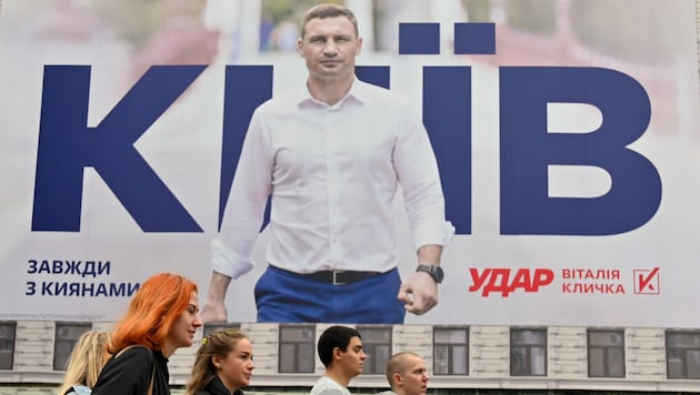Ein Plakat mit Bürgermeister Vitali Klitschko, der in Kiew für seine Wiederwahl wirbt (Bild: AFP)