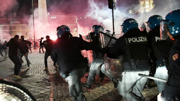 Auf der Piazza del Popolo in Rom kam es im Zuge der Proteste zur Konfrontation mit der Polizei. (Bild: AFP/Andreas SOLARO)