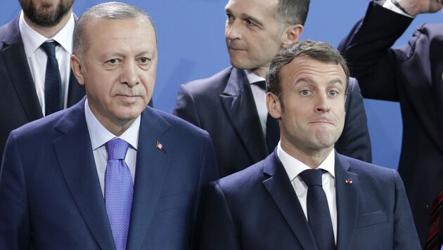 Im Jänner 2020 posierten sie noch nebeneinander für ein Foto: der türkische Präsident Erdogan und sein französischer Amtskollege Macron. (Bild: AP)