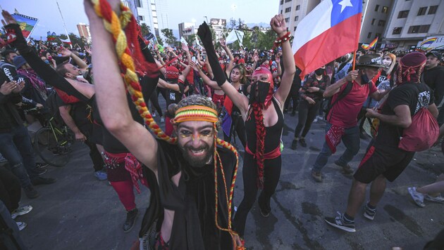 Auf den Straßen in Chile kam es zu freudigen Feiern ob des eindeutigen Ergebnisses. (Bild: AFP/MARTIN BERNETTI)