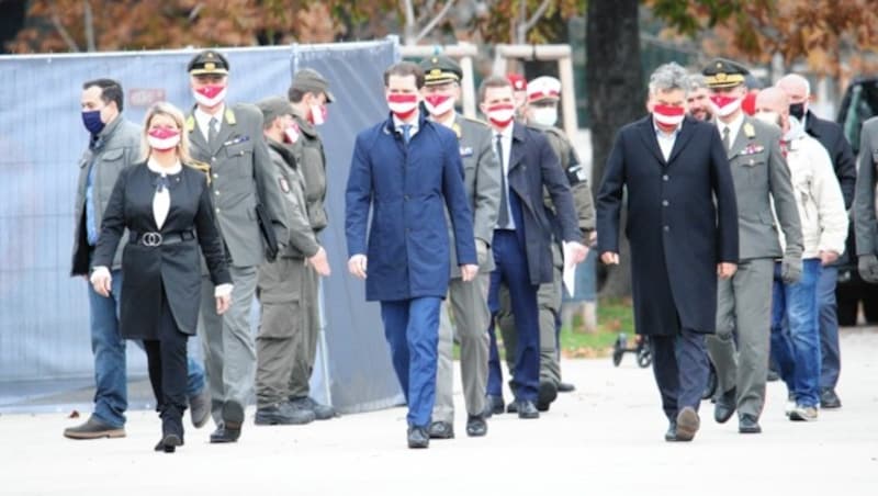 Die Regierung trat zum Nationalfeiertag geschlossen mit rot-weiß-roten Masken auf. (Bild: Tomschi Peter)