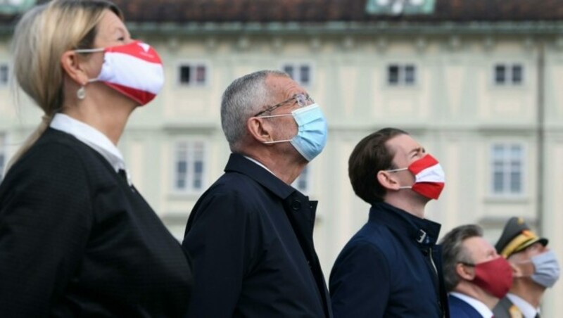 Verteidigungsministerin Klaudia Tanner, Bundespräsident Alexander Van der Bellen, Bundeskanzler Sebastian Kurz und Wiens Bürgermeister Michael Ludwig bekamen leider keine Eurofighter zu sehen. (Bild: APA/HELMUT FOHRINGER)