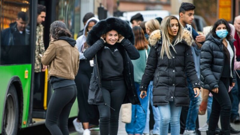 Eine Maskenpflicht besteht in Schweden derzeit nicht - Uppsala bittet die Bevölkerung nun eindringlich, öffentliche Verkehrsmittel nur noch zu nutzen, wenn dies unbedingt erforderlich ist. (Bild: AP/TT News Agency/Claudio Bresciani)