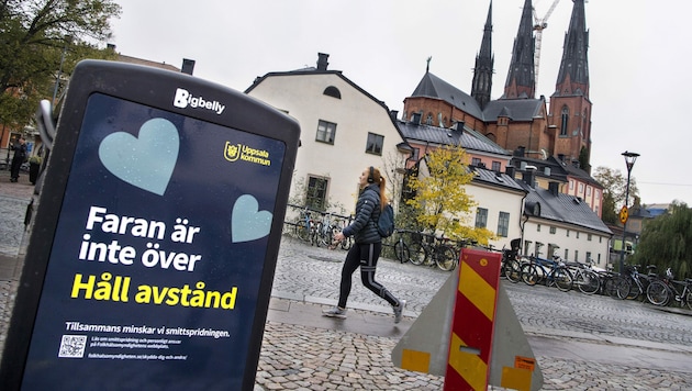 „Die Gefahr ist noch nicht vorbei“, warnen die Mülleimer in Schwedens viertgrößter Stadt Uppsala. (Bild: AP/TT News Agency/Claudio Bresciani)