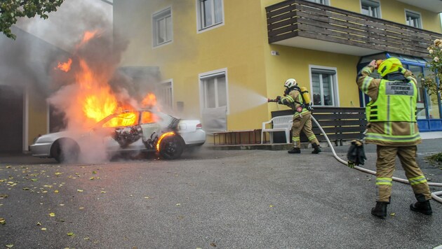Der Brand des Pkw (Bild: Zeitungsfoto.at/Team)