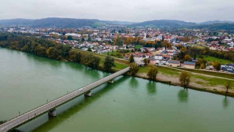 „Herent und drent“, wie es im Innviertel heißt, in Braunau und in Simbach herrscht Unmut über Markus Söders Pendler-Tests. (Bild: Scharinger Daniel)