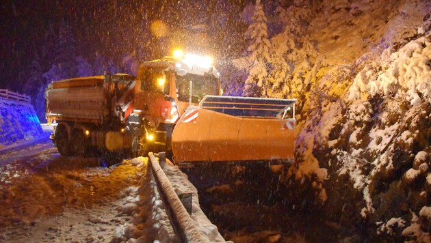Im Zillertal kam es zu einem Unfall mit einem Räumfahrzeug. (Bild: zoom.tirol)