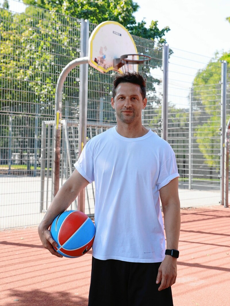 Alexander Kumptner beim Basketball-Training. Am Mittwoch zu sehen als Juror im Finale von „The Taste“ (20.15 Uhr, SAT) (Bild: Zwefo)