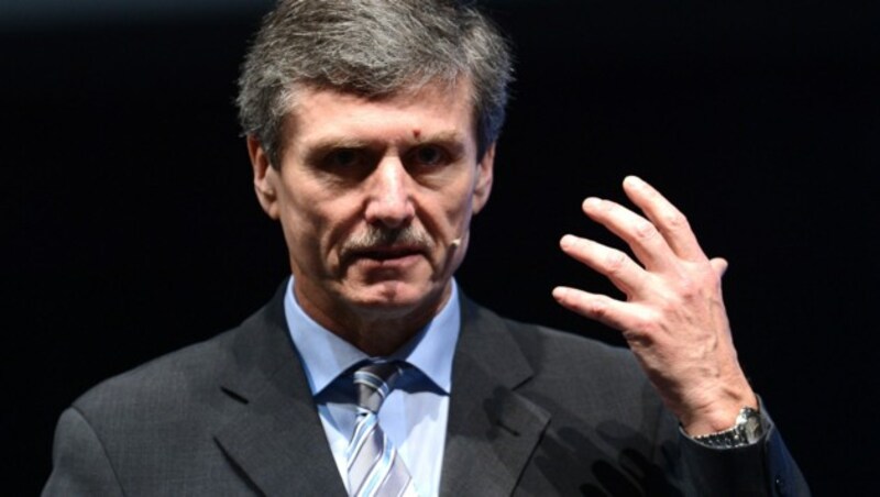 German automotive expert Ferdinand Dudenhoeffer speaks during the CAR-Symposium in Bochum, western Germany, on January 29, 2013. Automotive distributers and major car companies discuss about the future of the automotive industries. AFP PHOTO / PATRIK STOLLARZ (Photo by PATRIK STOLLARZ / AFP) (Bild: AFP)