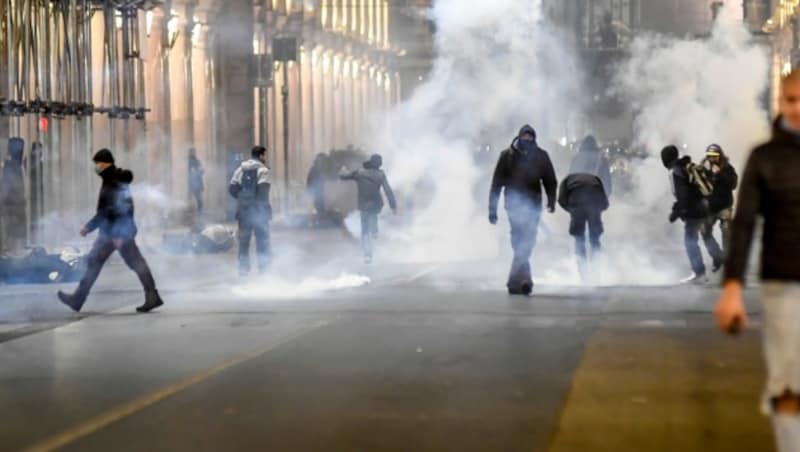 In Turin (Bild), Mailand und anderen Großstädten kam es zu Ausschreitungen. (Bild: AP)