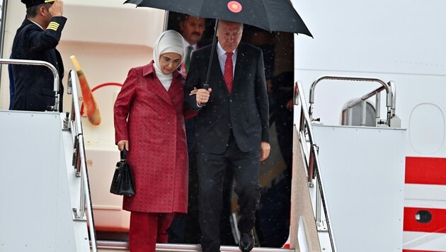 Im Juni 2019 reiste Emine Erdogan mit der besagten „Hermes“-Handtasche zum G20-Gipfel nach Japan. (Bild: AFP)
