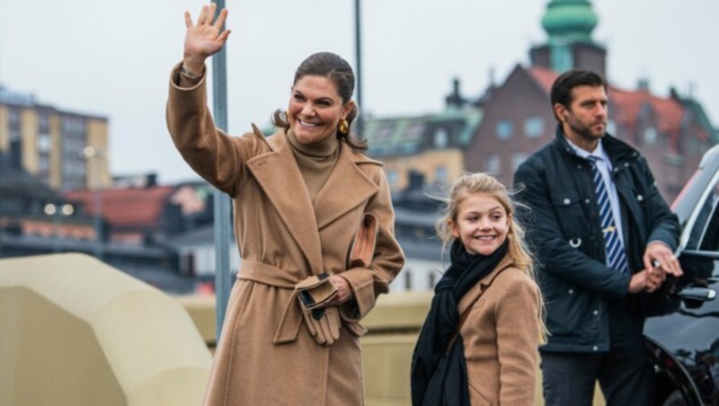 Kronprinzessin Victoria und Prinzessin Estelle (Bild: APA / Photo by Jonathan NACKSTRAND / AFP)