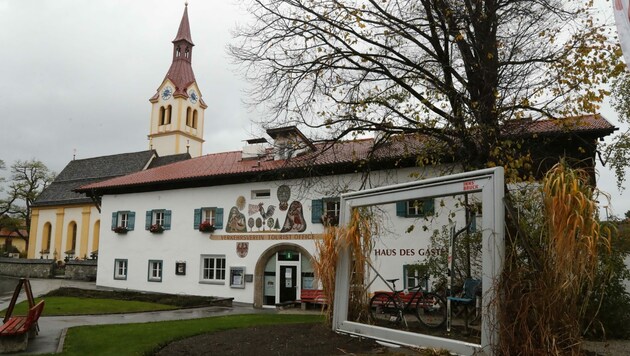 Das Zentrum von Igls mit schmucker Kirche und Haus des Gastes. Ob Igls weiterhin Stadtteil von Innsbruck bleibt? Tendenzen, sich abzuspalten, tauchen seit Jahren immer wieder auf. (Bild: Birbaumer Christof)