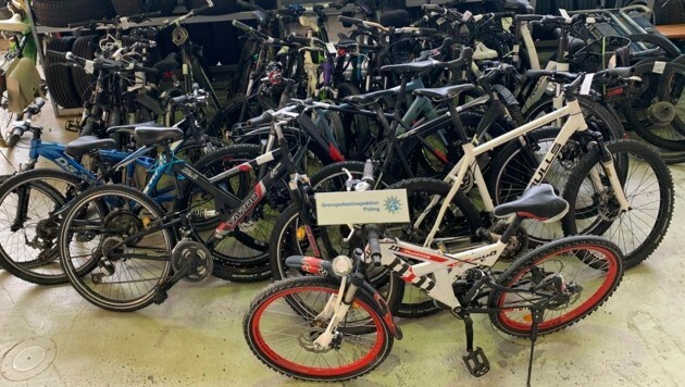 24 Fahrräder hatte der Kleintransporter geladen. (Bild: Grenzpolizeiinspektion Piding)