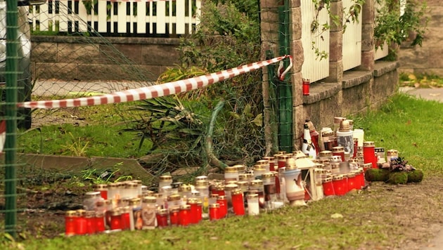 Viele Kerzen erinnern an den grauenhaften Unfall mit drei Todesopfern (Bild: Pail Sepp)