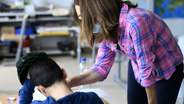 Eine Corona-Schutzimpfung soll Voraussetzung für das Einstellen neuer Personen im Bildungsbereich werden. (Bild: APA)